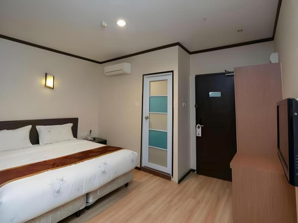 S Bee 3* Johor Bahru